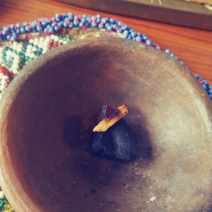 炭のタブレットにパロサントを置く