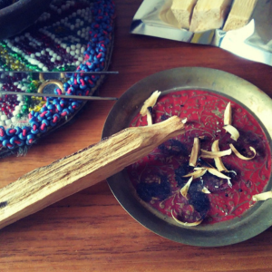 パロサントスティックを鉛筆のように削る