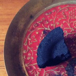 炭のタブレットを割って耐熱トレイに置く