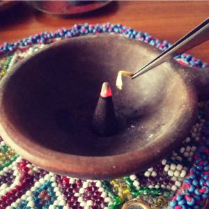 お香にパロサントをくべる