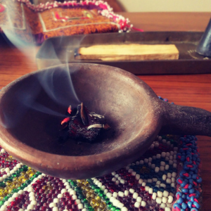 炭のタブレットでパロサントを焚く