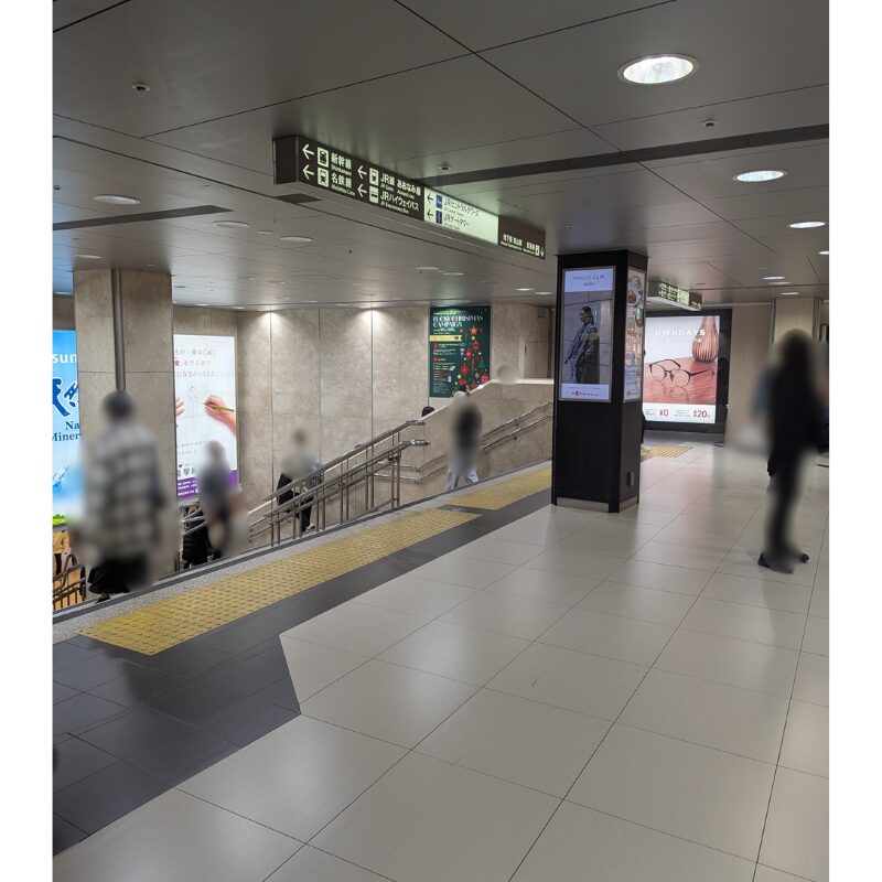 名鉄名古屋駅北改札口から地下街東山線南改札に向かう階段
