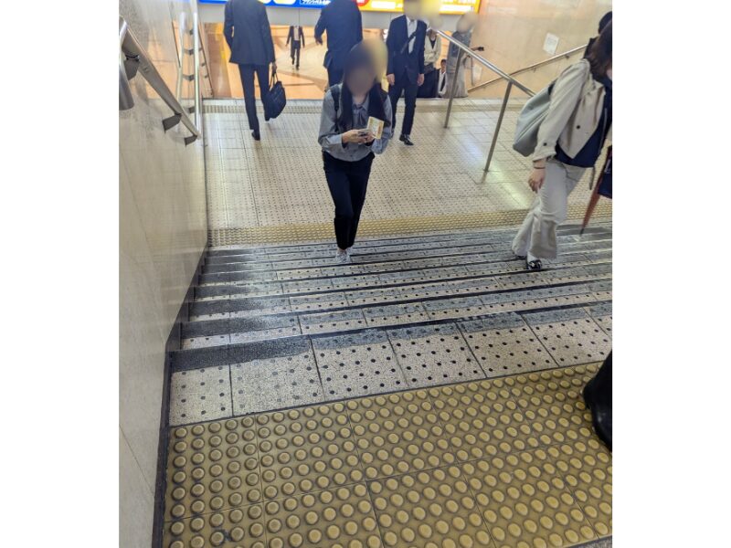 名鉄名古屋駅「北改札口」から、左の階段を降りた、地下街の通路