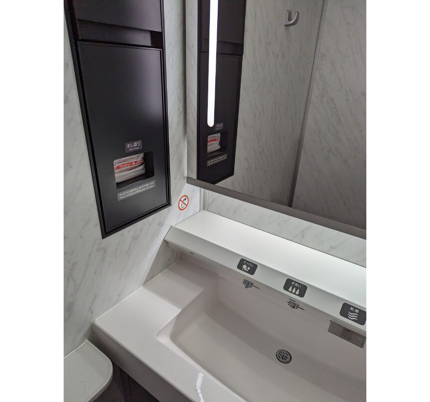 近鉄特急ひのとり　洗面スペース